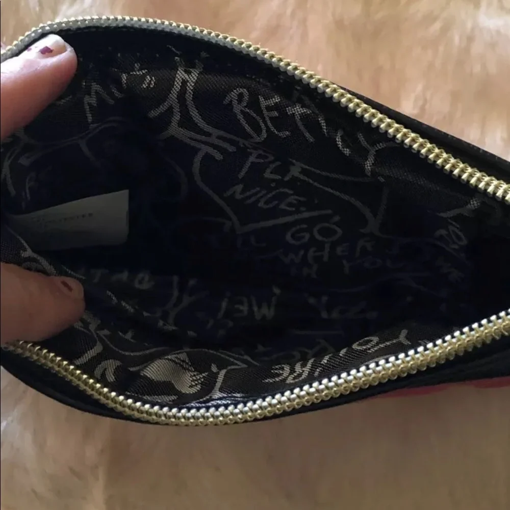 🆕 💋HP Betsey Johnson Pink Heart Be Mine Wristlet‼️FINAL SALE